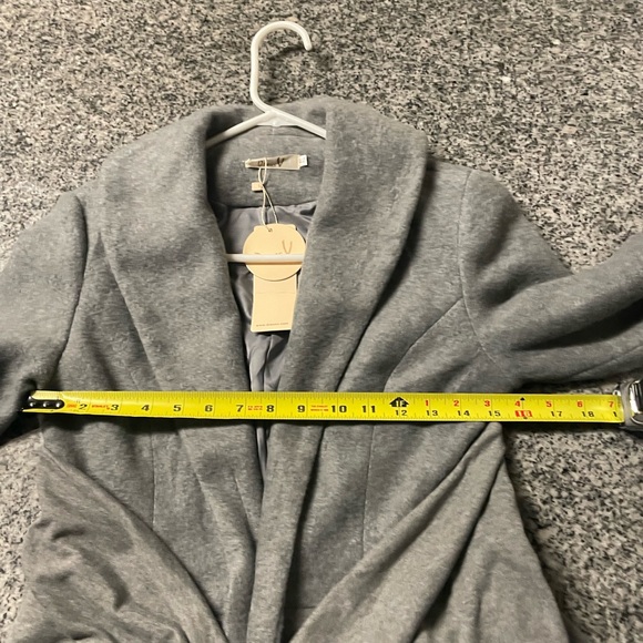 Sophisticated Gray Trench Coat with Wool-Like Texture - Picture 8 of 10